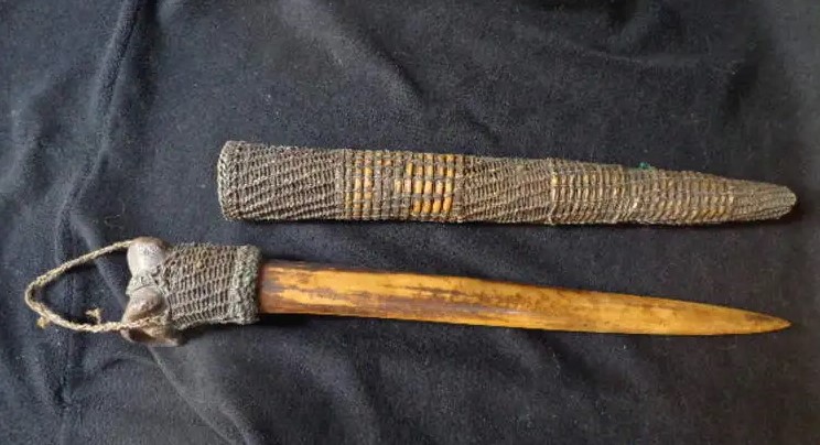 Pisau belati senjata tradisional Papua