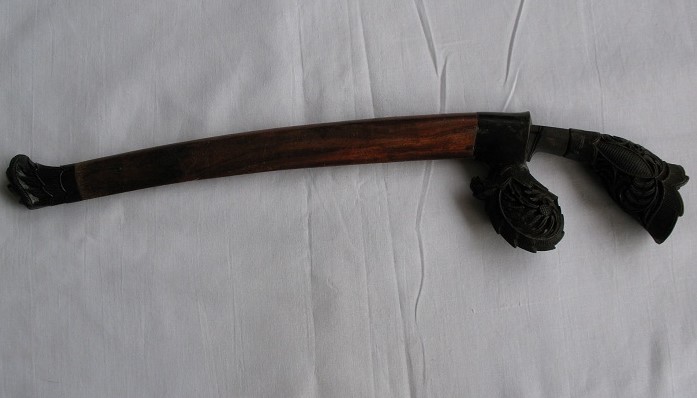 Senjata tradisional tumbuk lada